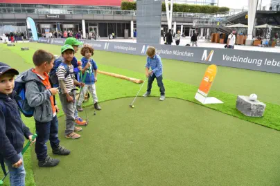 Kinder auf der Abenteuer Golf Anlage